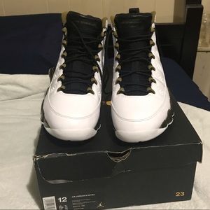 jordan retro 9 white/black/militia green
Size 12,